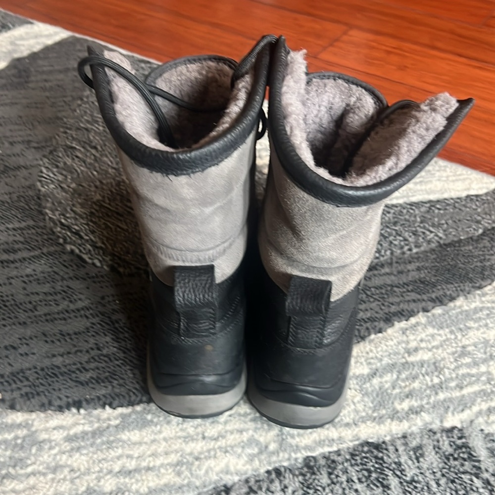 Ugg Adirondack Boot Size 9 - image 3